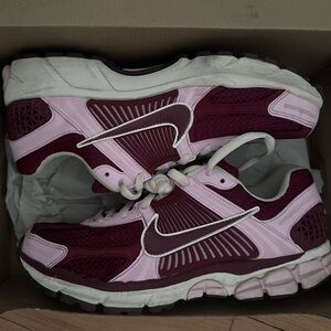 Nike  VOMERO Women's Maroon and Pink